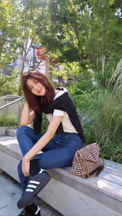 静麻波のインスタグラム：「ちょっと前だけど、カラーしてもらいました🫶🏻 いつも会うと元気をくれるミリさん♡髪色は大体ミリさんに任せてます🧶  @pcott_miri」