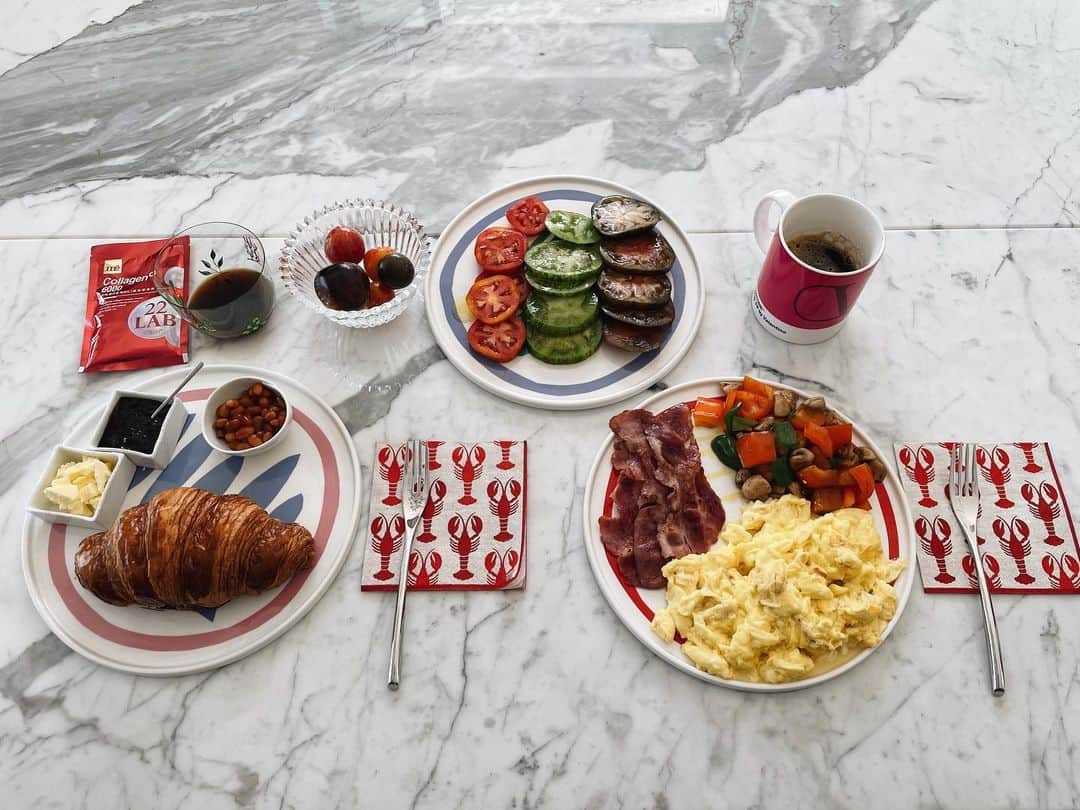 ソン・イェジンのインスタグラム：「Happy brunch❤️  Have a lovely weekend😉   #超能膠原飲 #supercollagen #always22」