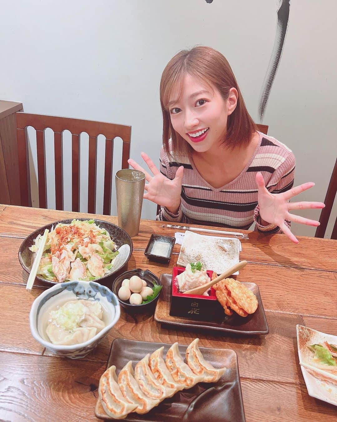 大貫彩香さんのインスタグラム写真 - (大貫彩香Instagram)「餃子🥟❤︎  MV撮影の打ち上げで肉汁餃子のダンダダン渋谷道玄坂店さんに行ってきました✨  仲良し綱木が勝手にダンダダンさんの曲を作って、店舗曲に起用🤣✨凄い！私はMVに主演として出演しました！綱木らしい人を元気にする新曲。大事な役を任せてくれてありがとう。  撮影エピソードとこれからについて 話してきました😊🍻✨  MVはこれから公開！是非お楽しみに✨  曲も映像も大変だったよね。綱木お疲れ様！🥂  @dandadan_gyoza  @0609yuuka」10月29日 15時14分 - sayaka_oonuki