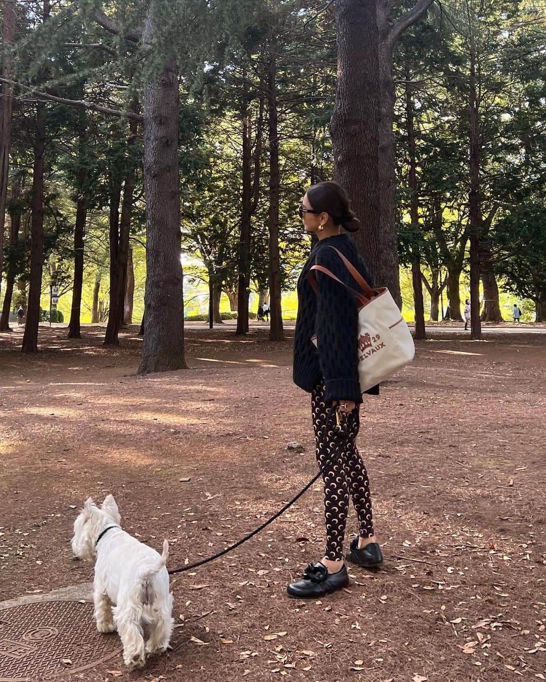 滝沢眞規子さんのインスタグラム写真 - (滝沢眞規子Instagram)「🍂公園日和🍂 たぶん花粉症w shoes @jw_anderson  bag @delvaux #お散歩」10月29日 15時22分 - makikotakizawa