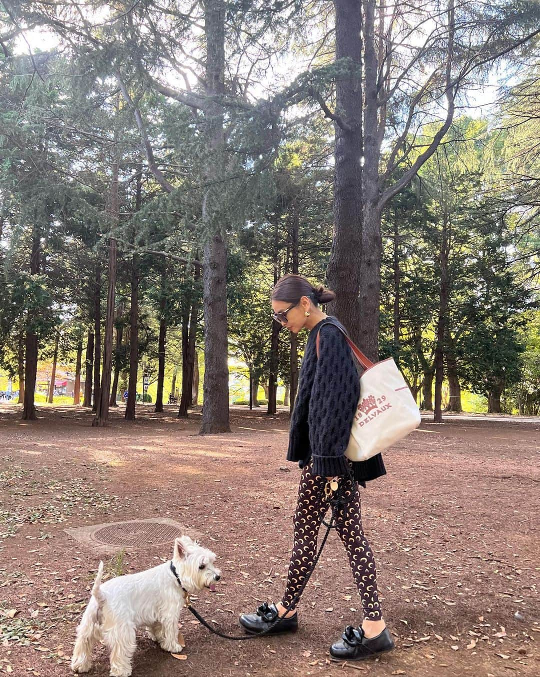 滝沢眞規子さんのインスタグラム写真 - (滝沢眞規子Instagram)「🍂公園日和🍂 たぶん花粉症w shoes @jw_anderson  bag @delvaux #お散歩」10月29日 15時22分 - makikotakizawa