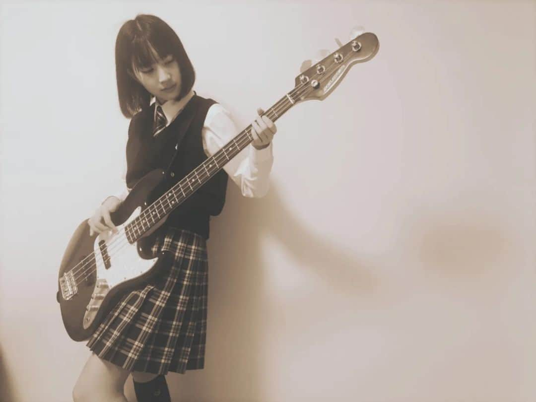 岩脇瑠菜（るなっち）さんのインスタグラム写真 - (岩脇瑠菜（るなっち）Instagram)「My bass🫶⁡ ⁡ #bass⁡ ⁡ #SELDER⁡ ⁡ #緑⁡ ⁡ #軽音⁡ ⁡ #LJC⁡⁡ ⁡ #楽器⁡ ⁡ #音楽好き⁡ ⁡ #ベーシスト志望⁡ ⁡ #ベースしか勝たん」10月29日 20時57分 - la_luna_photo