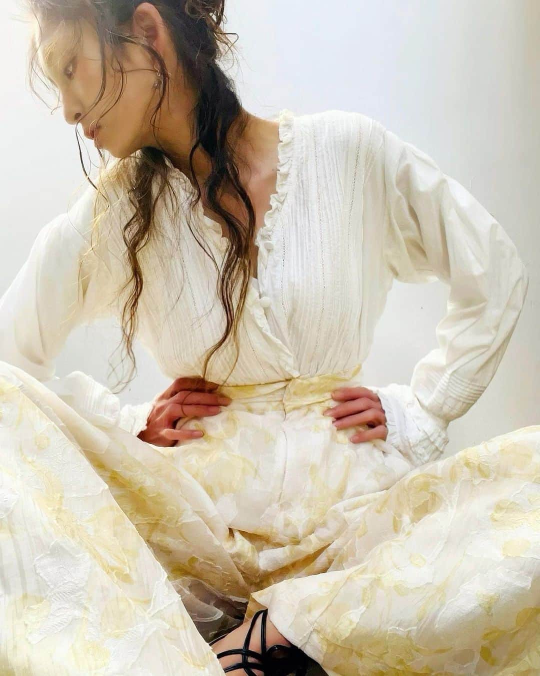高橋真依子のインスタグラム：「今日も1日暖かったですね☀️  Whiteブラウス× オーガンジー  ホワッとした膨らみに温かみなカラーがとっても素敵なの♡ヽ(´▽｀)/  春に履こうかと思ってたけど、 まだまだ今年のこの天候にはイケます♪♪  hairはざっくりアップで、 アクセも珍しくgoldを🌛  足元は黒で締め☺︎  今週はあったかい日が続きそうですね(o^^o)  秋冬だからって暗い色は着たくない♪  #私服#ootd#outfit#vintage#vintagestyle#used#usedmix#blouse#organdy#オーガンジー#pantsstyle」