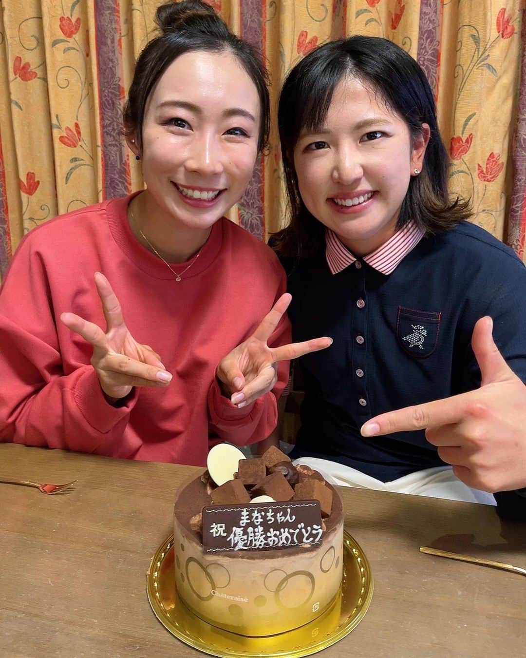 篠崎愛のインスタグラム：「*** りさちゃんがお祝いに来てくれたの~😆🫶✨ 毎日私のぼやきLINEに付き合ってくれてありがとう🤣 自分の性格やゴルフへの気付きは大きい。  もう一つのケーキはお義兄さんから🎂🌟 家族にお祝いしてもらいました♪」