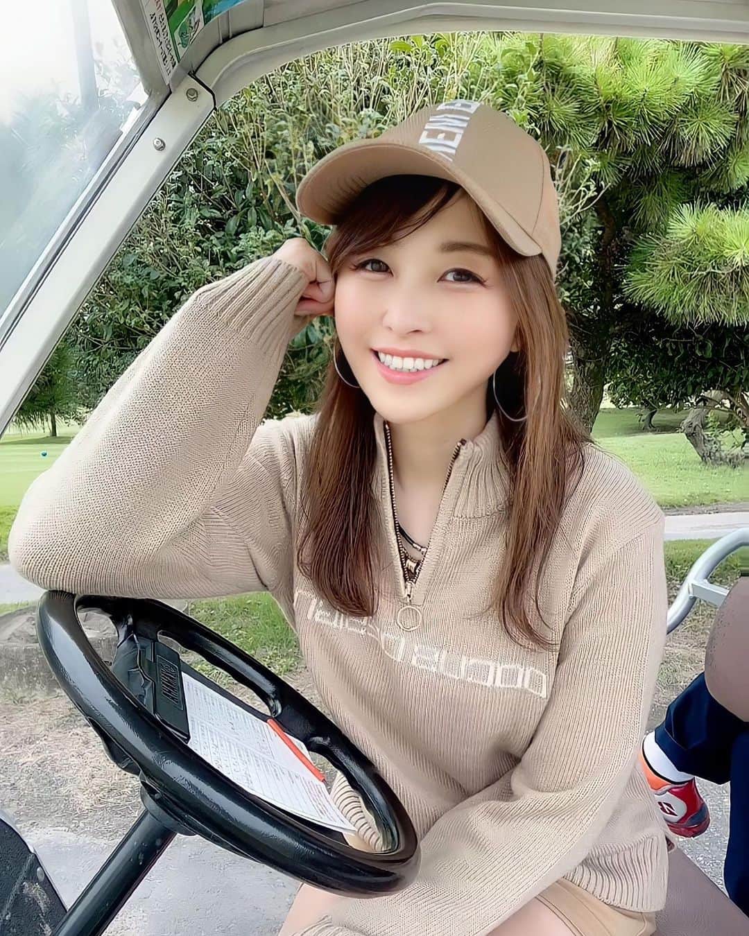 mikaのインスタグラム：「♥︎︎∗︎* 昨日のウエアのアップVer.  キレイな青空でゴルフ日和な週末☺︎  来週は楽しみなラウンドがあるから 今からワクワク🥰  #ゴルフ #golf #ゴルフ女子 #ゴルフコーデ #ゴルフウエア #ドゥーカスゴルフ」