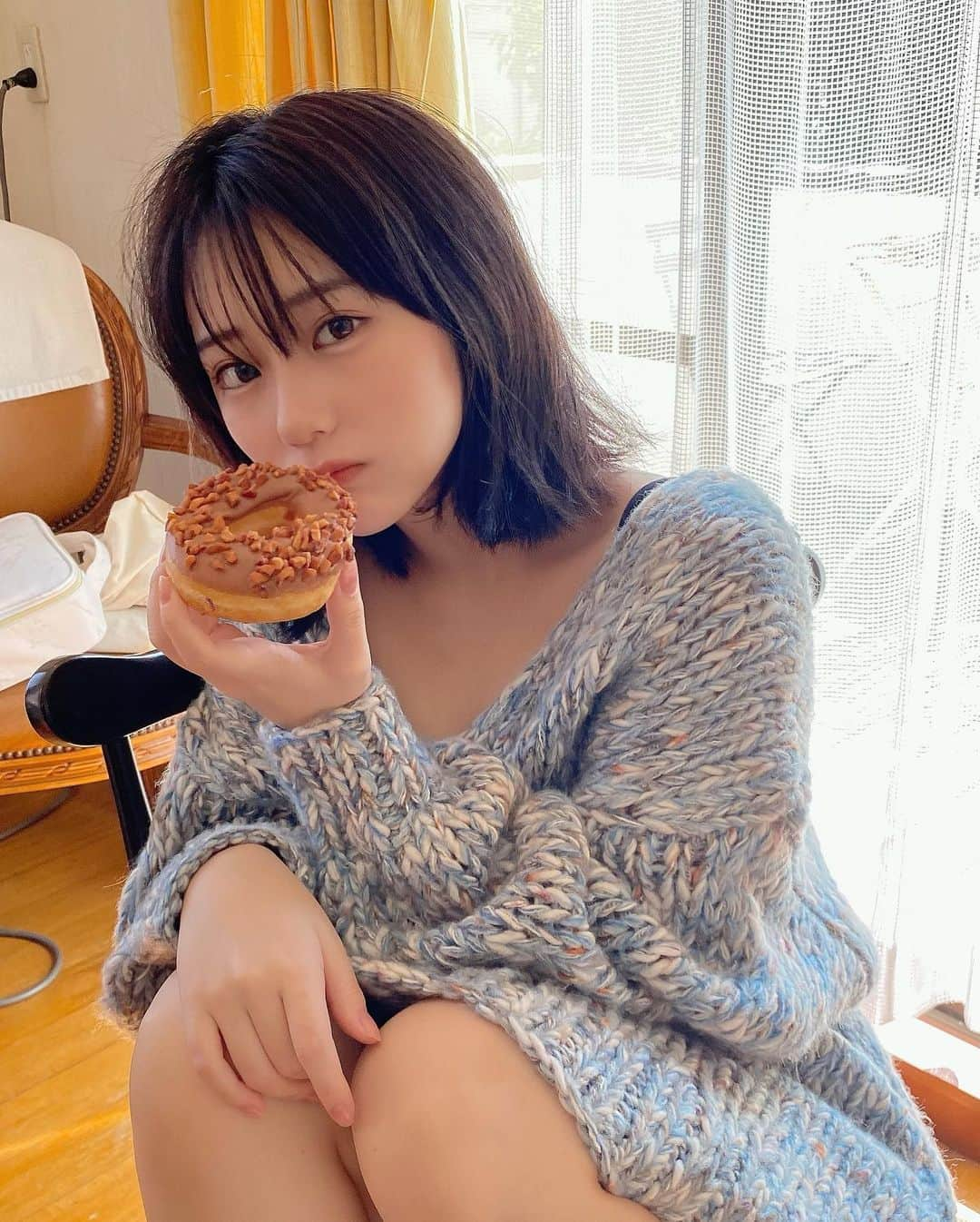 田中美久さんのインスタグラム写真 - (田中美久Instagram)「お家でまったり…🏠🍩 . . #月刊エンタメ　#雑誌　 #彼女感　#アイドル　#HKT48  #田中美久表紙　  #クリスピードーナツ 1番大好き💕」10月29日 16時04分 - mikumonmon_48