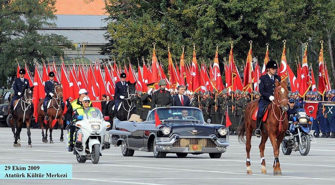 アブドゥラー・ギュルのインスタグラム：「29 Ekim Cumhuriyet Bayramı’mızı kutluyorum. Cumhuriyetimizin kurucusu Gazi Mustafa Kemal Atatürk’ü, silah arkadaşlarını ve bu toprakları vatan yapan aziz şehitlerimizi saygı ve rahmetle, gazilerimizi minnetle anıyorum.」