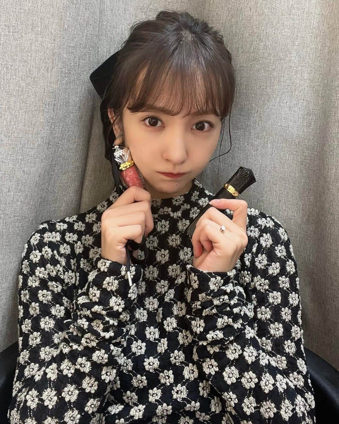 板野友美さんのインスタグラム写真 - (板野友美Instagram)「パッケージから可愛すぎる @louboutinbeauty の リップ💄& マスカラ❝᷀ົཽでメイクしてみた🐈‍⬛  lipは大好きなマット質感でマスクにつきにくい マットフルイドリップカラー💋🖤  重厚感あるマスカラは 束になりづらくボリュームupで 魅惑的eyeに👁🥀  @louboutinbeauty  #Louboutin #Louboutinbeauty #beauty #Fashion #Christianlouboutin」10月29日 16時26分 - tomo.i_0703