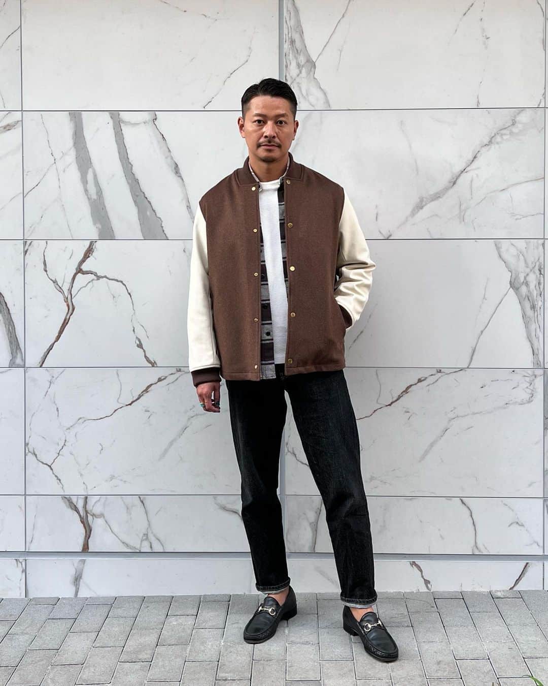 高田朋佳のインスタグラム：「Autumn mood. 大人のスタジャンスタイル。 @colony_clothing の”Varsity Jacket” 良い感じです。 本日より @glr_jiyugaoka さんにて COLONY CLOTHING のPOP UPを開催しております。 お近くにお越しの際は是非ご覧になってみて下さい!! #colonyclothing #greenlabelrelaxing #自由が丘 #スタジャン #varsityjacket」