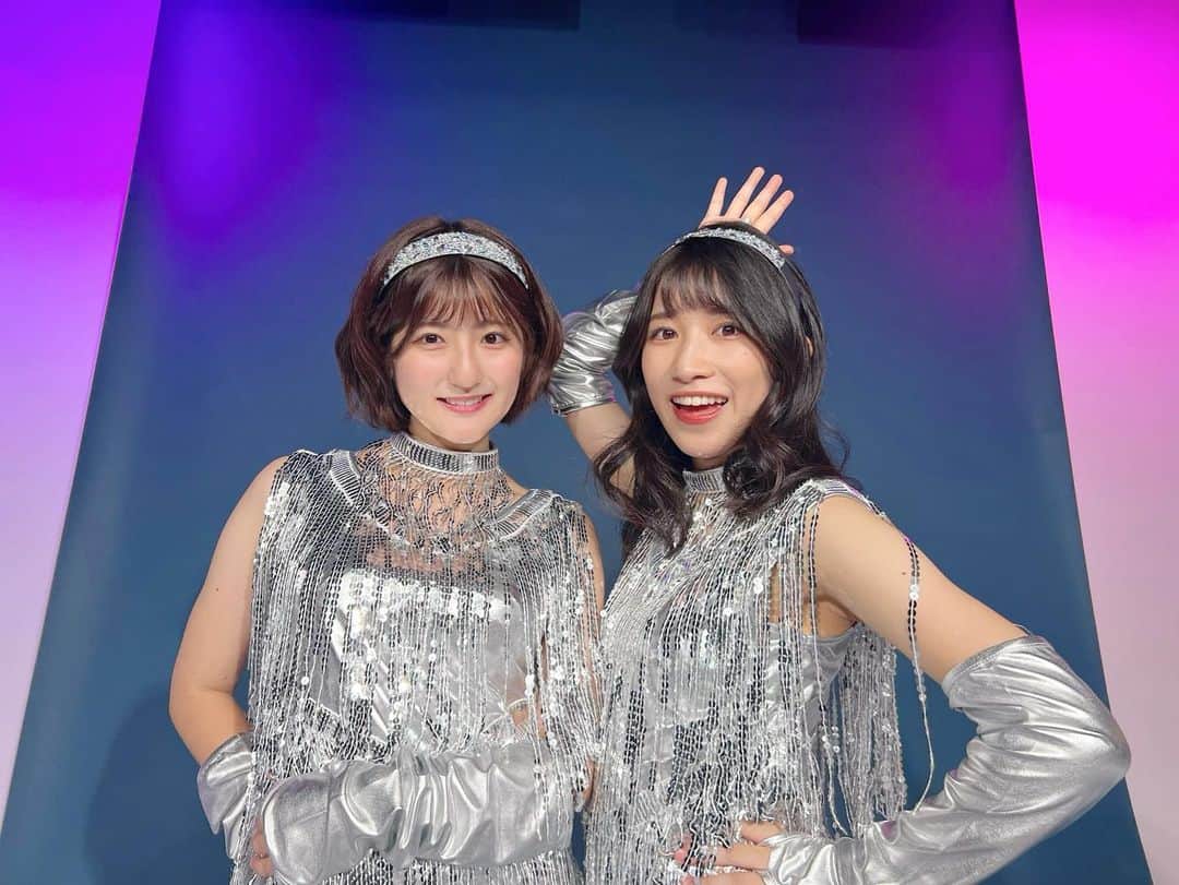 加藤一華のインスタグラム：「. 👽🛸💫 (オフショが良すぎる) (まるでLIVE写真😂) (動画もぜひ見ておくれ🙌)  #UFO #いちなる #ピンクレディー #昭和アイドル #昭和コスプレ   #ハロウィン ？？？ #ハロウィンコスプレ   髪型的には なるがミーちゃんで 私がケイちゃん👭」