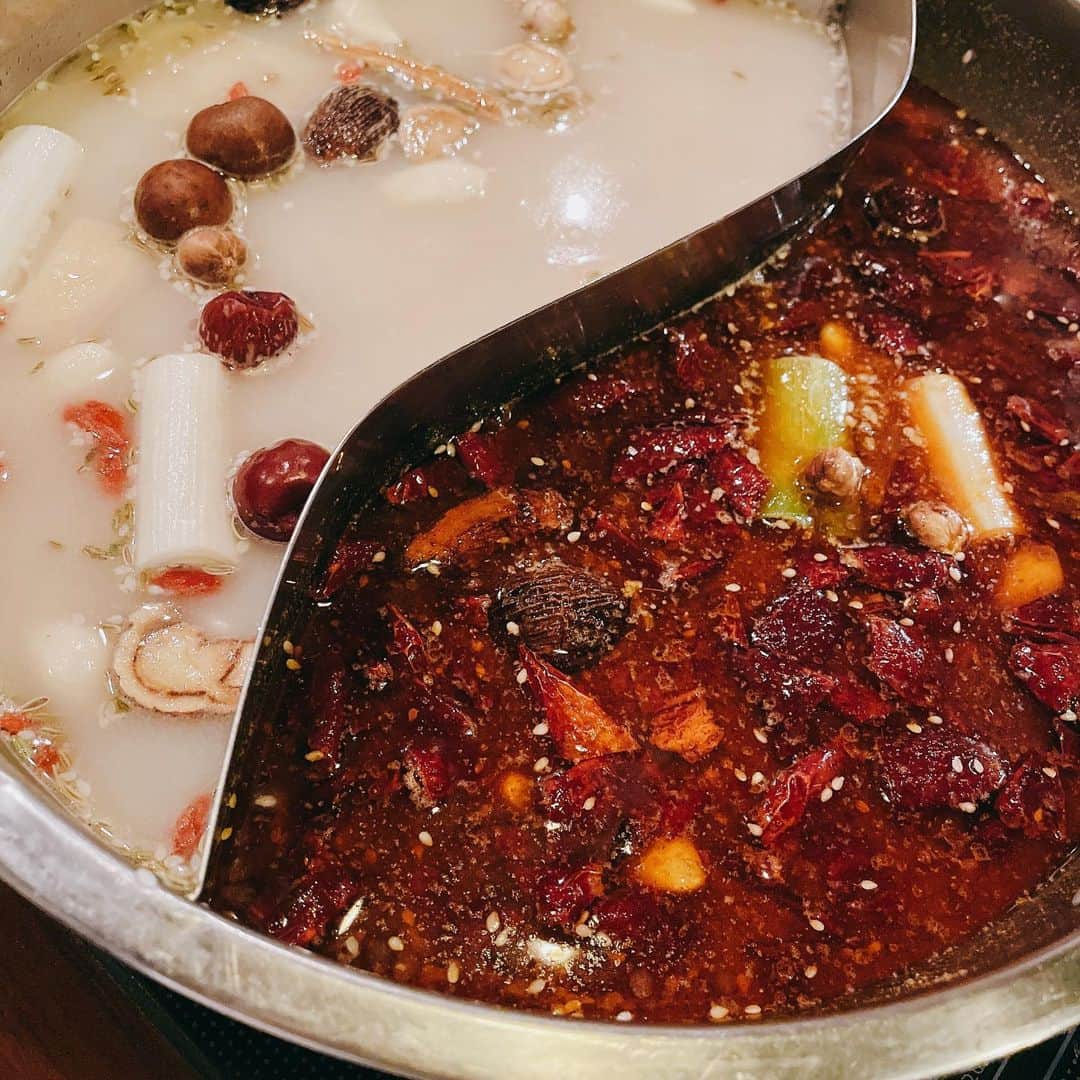 小池美由のインスタグラム：「好きな食べ物です🌶❤️‍🔥 花椒で口の中ビリビリしてて最高です 　 　 　　 　 #火鍋 #激辛　#🌶」