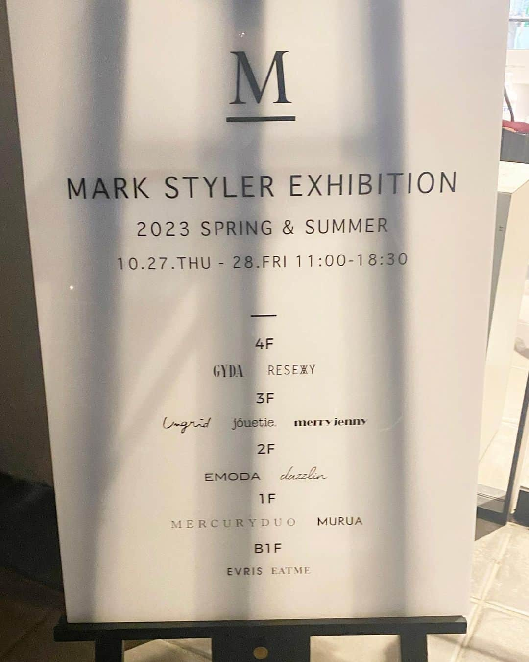 今井あきのインスタグラム：「MARK STYLER 2023 SPRING/SUMMER EXHIBITION にお邪魔させていただきました🌸  大好きなブランドばかりで 可愛いお洋服に囲まれた空間が幸せすぎました😣💓 MERCURYDUOとdazzlinで ワンピースをオーダーしたので届くのが楽しみ🙌  #markstyler #evris #eatme #calnamur #mercuryduo #murua #dazzlin #emoda #ungrid #jouetie #merryjenny #gyda #resexxy #lagunamoon #cotorica  #instafashion #ファッション #展示会 #スプリングコレクション #春服 #SpringCollection」