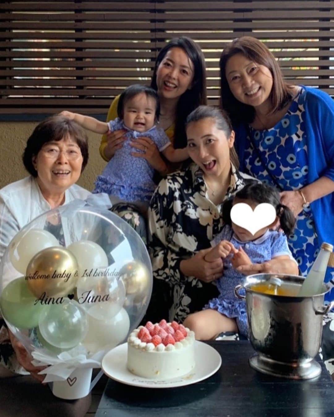 二瓶藍菜のインスタグラム：「3世代旅行👧🏻👱🏻‍♀️👵🏻 お互いの母達の誕生日に軽井沢旅行をプレゼント🍂♨️  星のやで癒されまくり🚣‍♀️ 宿選び本当良かった〜！！  なんて言っても夕食に娘達を保育士さんが預かってくれるサービスが凄く助かりゆっくり夕食が出来たこと。部屋にある全ての角をスポンジで囲んでくれている配慮。 流石！星のやです🌟 また是非利用したい！  @s.y.r0112 がサプライズで私の baby shower🫧👶🏼🌈と娘のbirthday🎂もお祝いしてくれて、、言葉にならん！終始感謝感激な旅となりました♡  サプライズが男前過ぎて🥹 本当ありがとう🫶🏻😭 娘は2歳だけどねww笑笑 それも全部いい思い出♡ 娘達のお揃いのお洋服も👗買ってくれてありがとう😊🎶  #軽井沢旅行 #軽井沢星のや #親子旅行　#親友旅行　#誕生日プレゼント　#ベビーシャワー　#サプライズ」