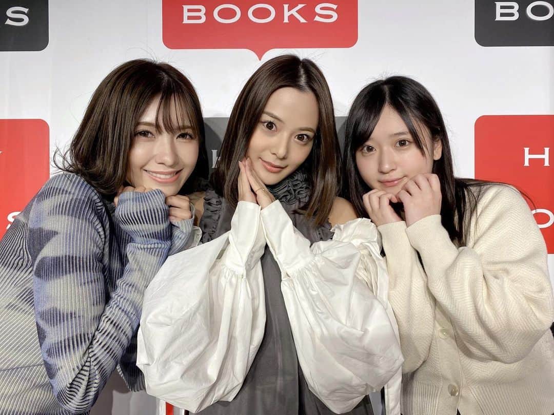 吉高寧々のインスタグラム：「HMV＆BOOKS shibuyaさんでの イベントに来てくれたみんな ありがとうございました💖  みんなと桃ちゃんと舞ちゃんと にぎやかにイベント出来て楽しかった～🥰  写真集たくさん見てね！！ 次は写真展でお待ちしてます🐇💙   #8woman」