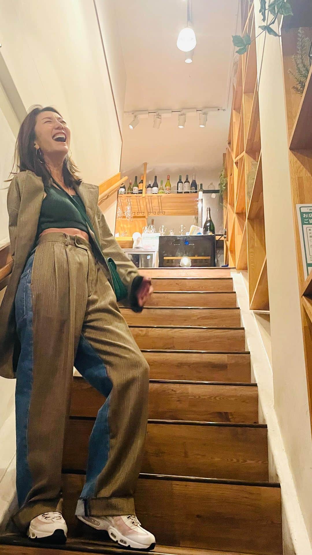 坂田陽子のインスタグラム：「#brunomars のLiveの興奮覚めやらぬまま ＠kana723 と後楽園飲み。 ブルノマLiveを海外で何度も観てるカナさんは流石のベガス仕込みのスタイルで😆😆 ・ 私は　@inscrire_official のガンクラブチェック✖️デニムのセットアップで。年甲斐もなくお腹チラリ。 Liveだから許して🤣 ・ @kana723 #相澤加奈　さんは 11/6に大阪で行われる.美と医療、健康を掲げるグローバルユニティジャパン2022の ファイナリストです。 フィットネスインストラクターとして30年以上、美と健康を、そして人を美しく元気にする為に知見を深め努力し続け自身も輝き続けてるカナさんだからこそ❗️もっともっと輝いて❤️  @global_unity_japan  コンテストに向け  11月4日まで ファイナリストのYouTube視聴投票中、15秒スピーチ、是非ご覧になり応援して下さい😆😆 。 リンクはこちら⬇️  https://youtu.be/V4iAQgCMo9g  #globalunityjapan2022  #グローバルユニティjapan2022 #gujファイナリスト   #ミセスコンテスト #夢を叶える #一生ご機嫌な身体作り #beauty #美容整体師 #パーソナルトレーナー #カリスマインストラクター #ヘルシー料理研究家 #インストラクター歴30年 #トータルボディクリエイター #bodyartisan」