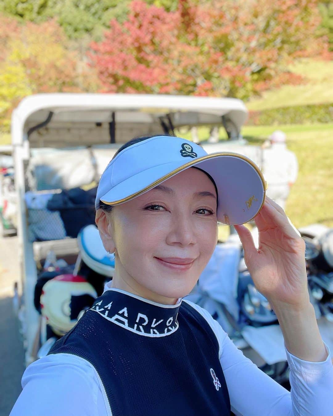 坂村かおるのインスタグラム：「・ 今日は、ゴルフ日和🏌️‍♀️⛳️ ・ 最近は、ゴルフウェアもモノトーンが流行り💗コーディネートし易くなりました。 ・ バックリボンもミニスカートもゴルフウェアだから許してもらえる💦かな？😓 ・  まだまだ腕前見せるより、見た目です。 ・  いつも「いいね！」を頂きありがとうございます。 皆さんのコメントに元気を貰っています😊  #クィーンオブ美魔女 #team美魔女 #美ST #坂村かおる #トータルビューティーアドバイザー #美しく老いる #バランス #美容 #コスメ #ファッション #今日のコーデ #トータルバランス #お洒落な人と繋がりたい #コスメ好きな人と繋がりたい #美意識高い人と繋がりたい #美魔女 #美魔女が変わる #アップデートしてる人と繋がりたい #自分らしくアップデート #ゴルフ女子コーデ  #ゴルフ女子 #ゴルフすきな人と繋がりたい」