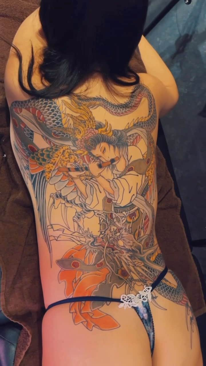 彫師美漸のインスタグラム：「途中経過 完成まで残りわずかです Bizen art tattoo studio ・ #美漸和彫り #タトゥー女子 #刺青 #彫師 #美漸 #彫師美漸 #表参道 #原宿 #原宿タトゥー #タトゥー #東京タトゥー #Bizenarttattoostudio #tokyo #tattoo #art #fashion #bizenart #bizen #문신　#Bizentattoo  #tattooer #tattooist #tattooartist #tattooart #tattoostudio #japanesetattoo」