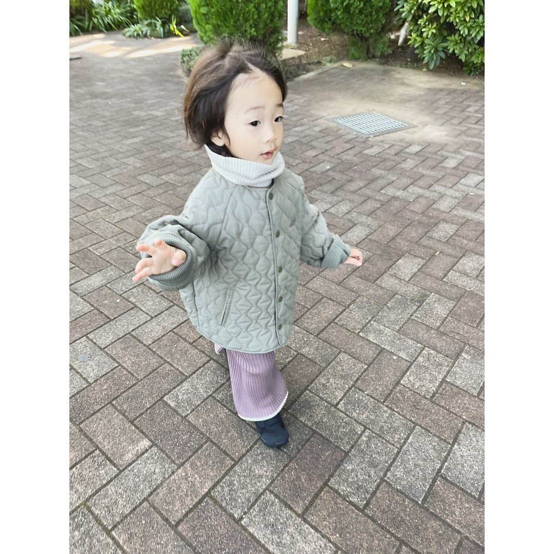 野尻美穂のインスタグラム：「待って〜って自分から手を繋ごうとしてくれるの嬉しい🫶🏻 （すぐ離されるけどw とにかくキルティングジャケットとニットパンツとネックウォーマーの組み合わせはこれから毎日しそうです。 お気に入り🥰  #ooju_official  #ひなたん通信」