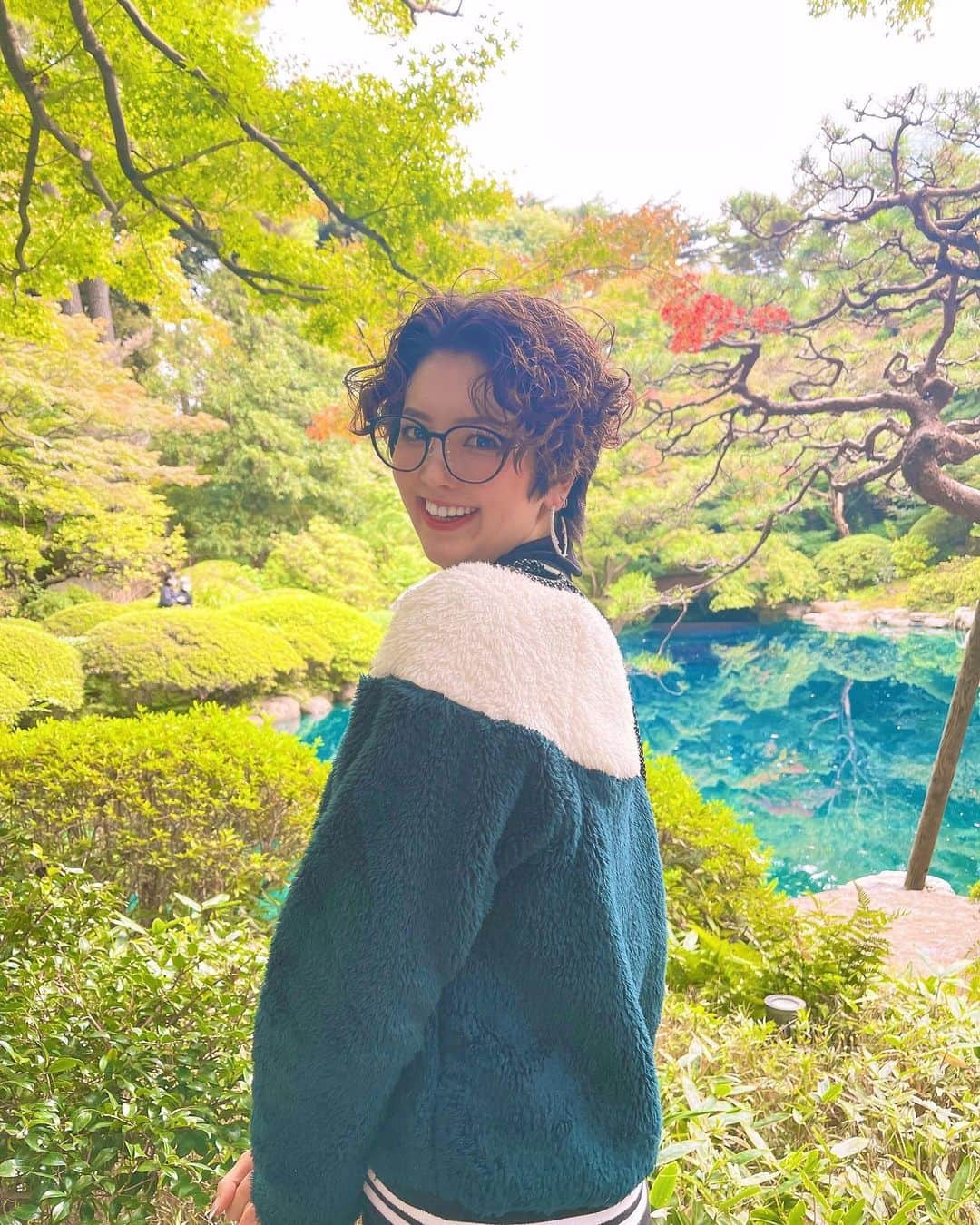 彩波けいとのインスタグラム：「・ つくぽんと一緒に 秋感じてきた🍁🍃 ・ なんか京都に来たみたいで 都内にこんな所があるんだ〜って めちゃくちゃ感動した🥺💗💗 ・ つくぽんとの写真はまた載せるね❤️ ・  #宝塚 #宝塚og #元雪組 #彩月つくし さん#つくぽん #彩波けいと  #photogram #秋感じた #🍁 #緑がいっぱい #森みたいだった」