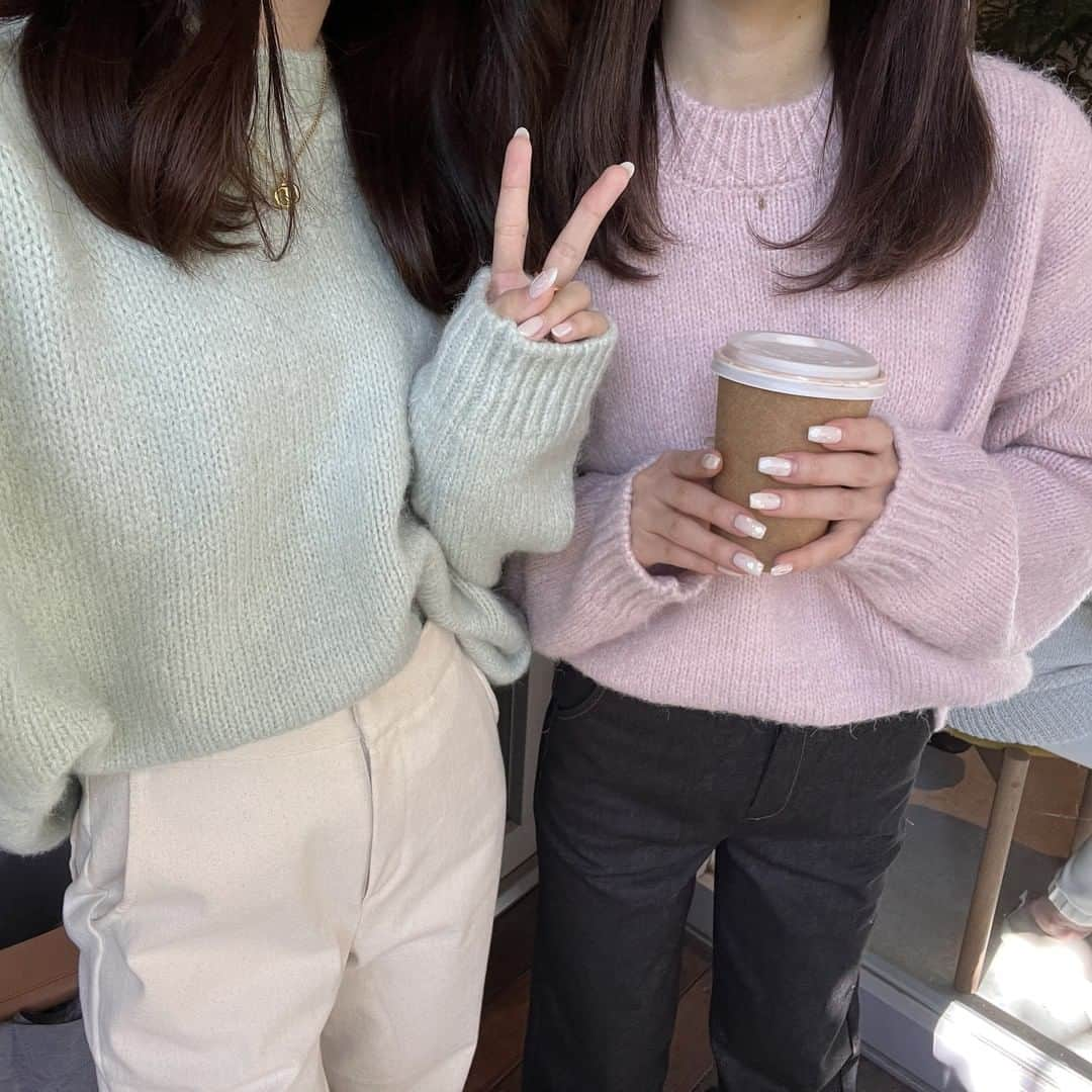 RiLiさんのインスタグラム写真 - (RiLiInstagram)「今季はカラフルに🍓🍊🌿 【カラーニット】🌰🧶 .  だんだん寒くなってきて❄️ニット🧶が 大活躍な秋🍁♡ . そんな秋に着たい大本命 【カラーニット】🌈 . 秋といえばボルドーやカーキ からし色などこっくりとした 深めのカラーがかわいい🙈♡ . カラーアイテム難しいそう🤧って子は トレンドアイテムのグラデーションの ニットに挑戦してみてっ〜⚡ . グラデーションだから強すぎず 初心者さんでもトライしやすいよ🌟 . ぜひみんなも秋にぴったりな お気に入り秋色ニットゲットしてみてね🌃 ❣️❣️❣️⁣ RiLi.tokyoはみんなの⁣ 「なりたい」「やりたい」を応援💡⁣ .⁣ かわいいコーデやアイテム⁣ 注目スポットなどが撮れたら⁣ ハッシュタグ→#rili_tokyo を付けて投稿してね❗⁣⁣ RiLiで紹介しちゃうかも🤭⁣ ．⁣⁣ Special Thanks💋 Photo by⁣⁣ @__ange02 @___a__zu @krnco__129 @chiba_chan_desu @__mana77 .⁣⁣ #カラーニット #オレンジニット #オレンジコーデ #グリーンニット #秋色ニット #マスタードカラー #パステルニット #カラーニットコーデ #ニットコーデ #カーデコーデ #カーディガン#マーメイドスカート #グリーン#秋服#秋コーデ#スニーカー#骨格ウェーブ#淡色コーデ #シンプルコーデ e #rili_tokyo #おしゃれさんと繋がりたい #お洒落さんと繋がりたい #ファッション #패션스타그램 #ootd #outfit」10月29日 18時00分 - rili.tokyo