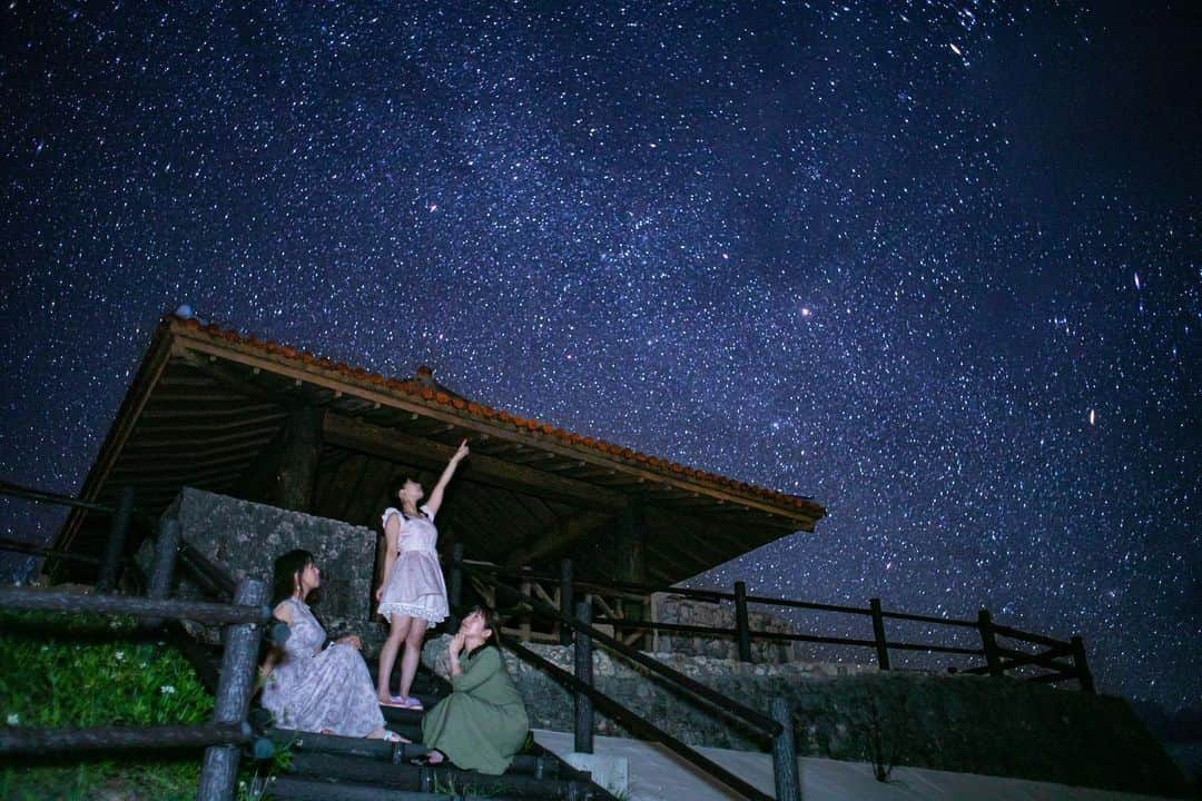 真木今日子のインスタグラム：「#石垣島  #星空  #星空ポートレート  #星景ポートレート  #天の川   #カメラ女子 #starrysky  #milkyway   だいぶ星空ポートレートの腕が上がってきた気がする*( ᐛ )و ※合成ではありません。  あ、石垣島行ってきました(笑)  この写真めめたんも一緒に来れてたらなぁ…😭次回は4人でも撮りたいな❤️  Twitterには別の縦写真も載っけてるので見に来てね😊  ※追記 ちゃんと自分で撮った証拠に撮影時の設定載っけておきますね٩( ‘ω’ )و(笑)  Camera:Canon EOS 5D MarkIV Lens:Canon EF 28mm f1.8 Strobo: Canon 470EX-AI  カメラ設定 ISO 2500 f 1.8 SS 10秒 WB  AWB 微調整B4 M1  ストロボ設定 1/128発光 後幕シンクロ  レタッチ:Lightroom  その他 ・三脚＆ディフューザー＆10秒タイマー使用 ・ピントは被写体に合わせてMF ・撮る前に被写体に光を当ててピント合わせると良いぞ٩( ‘ω’ )و おすすめはライブビューで🔎ズーム機能使うと被写体がアップになってピントが合ってるか確認しやすいからおすすめ♫ ・相当真っ暗で余計な光が無い場所じゃないと被写体ブレするので、星景ポートレートはとりあえず余計な光が極力無いところに行くべし٩( ‘ω’ )و」