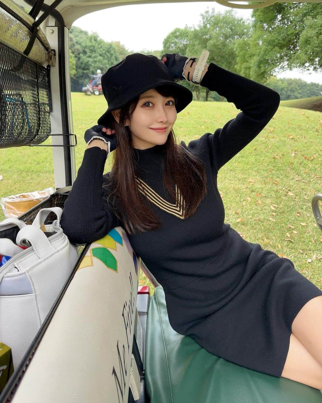 MAYUさんのインスタグラム写真 - (MAYUInstagram)「. ⛳️🐈‍⬛🖤 . まっくろコーデ🖤 ワンピースは @standrews_jp  シンプルなんだけど、シルエットが綺麗でかわいいの！✨ . バケハは @1piu1uguale3_golf  表面感のある素材が秋冬にぴったり☺️🖤 . . この日のスコアは 🟢48.48-96（36putt） なかなかのボロボロ具合🤣🤣 久しぶりに100叩いちゃうんじゃないかと ヒヤヒヤだったよ🥺 一回リズムが崩れると、立て直すのが難しいんだよねぇ。。 メンタルの弱さがすぐ出ちゃう。。 . 気をつけようっと🥺 . . #ゴルフ女子#ゴルフ#ゴルフウェア#セントアンドリュース#おおむらさきゴルフ倶楽部 #golf#golfwear#golflife#golfstagram#golfcourse#golfclub#golfday#standrews#standrewsgolf#japanesegirl」10月29日 18時15分 - mayu.kina_golf