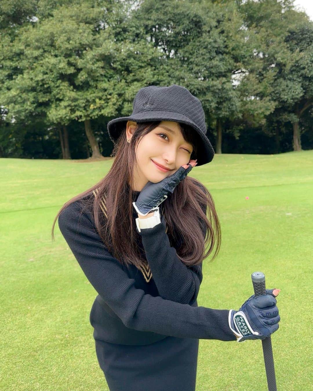 MAYUさんのインスタグラム写真 - (MAYUInstagram)「. ⛳️🐈‍⬛🖤 . まっくろコーデ🖤 ワンピースは @standrews_jp  シンプルなんだけど、シルエットが綺麗でかわいいの！✨ . バケハは @1piu1uguale3_golf  表面感のある素材が秋冬にぴったり☺️🖤 . . この日のスコアは 🟢48.48-96（36putt） なかなかのボロボロ具合🤣🤣 久しぶりに100叩いちゃうんじゃないかと ヒヤヒヤだったよ🥺 一回リズムが崩れると、立て直すのが難しいんだよねぇ。。 メンタルの弱さがすぐ出ちゃう。。 . 気をつけようっと🥺 . . #ゴルフ女子#ゴルフ#ゴルフウェア#セントアンドリュース#おおむらさきゴルフ倶楽部 #golf#golfwear#golflife#golfstagram#golfcourse#golfclub#golfday#standrews#standrewsgolf#japanesegirl」10月29日 18時15分 - mayu.kina_golf