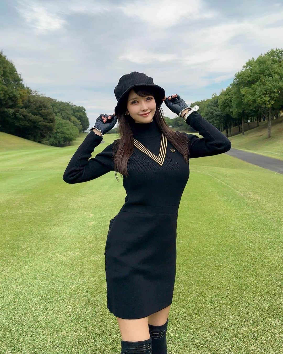 MAYUさんのインスタグラム写真 - (MAYUInstagram)「. ⛳️🐈‍⬛🖤 . まっくろコーデ🖤 ワンピースは @standrews_jp  シンプルなんだけど、シルエットが綺麗でかわいいの！✨ . バケハは @1piu1uguale3_golf  表面感のある素材が秋冬にぴったり☺️🖤 . . この日のスコアは 🟢48.48-96（36putt） なかなかのボロボロ具合🤣🤣 久しぶりに100叩いちゃうんじゃないかと ヒヤヒヤだったよ🥺 一回リズムが崩れると、立て直すのが難しいんだよねぇ。。 メンタルの弱さがすぐ出ちゃう。。 . 気をつけようっと🥺 . . #ゴルフ女子#ゴルフ#ゴルフウェア#セントアンドリュース#おおむらさきゴルフ倶楽部 #golf#golfwear#golflife#golfstagram#golfcourse#golfclub#golfday#standrews#standrewsgolf#japanesegirl」10月29日 18時15分 - mayu.kina_golf