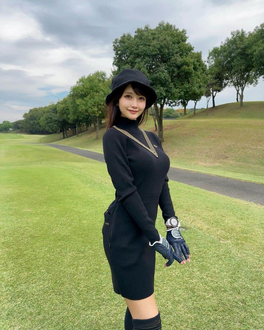 MAYUさんのインスタグラム写真 - (MAYUInstagram)「. ⛳️🐈‍⬛🖤 . まっくろコーデ🖤 ワンピースは @standrews_jp  シンプルなんだけど、シルエットが綺麗でかわいいの！✨ . バケハは @1piu1uguale3_golf  表面感のある素材が秋冬にぴったり☺️🖤 . . この日のスコアは 🟢48.48-96（36putt） なかなかのボロボロ具合🤣🤣 久しぶりに100叩いちゃうんじゃないかと ヒヤヒヤだったよ🥺 一回リズムが崩れると、立て直すのが難しいんだよねぇ。。 メンタルの弱さがすぐ出ちゃう。。 . 気をつけようっと🥺 . . #ゴルフ女子#ゴルフ#ゴルフウェア#セントアンドリュース#おおむらさきゴルフ倶楽部 #golf#golfwear#golflife#golfstagram#golfcourse#golfclub#golfday#standrews#standrewsgolf#japanesegirl」10月29日 18時15分 - mayu.kina_golf