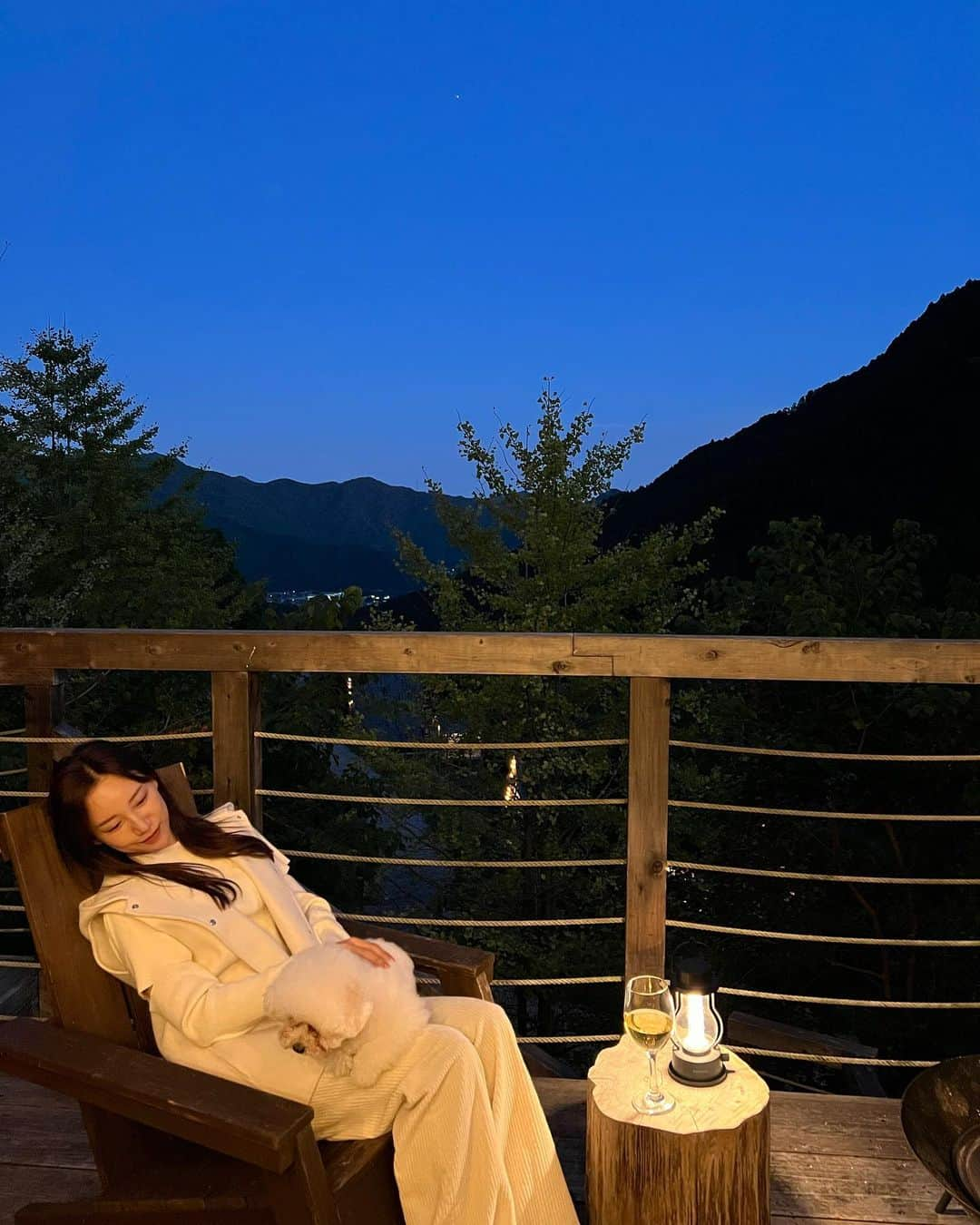 森川侑美のインスタグラム：「グランピング🏕 日の入後の、刻々と変わる空色☁️ 暗くなる前に撮らなくちゃ!と必死な私🐶  夜中変わった鳴き声の動物の鳴き声で起きて、寝て、 日の出前に起きて、 朝日を見た後また二度寝した時間が最高に幸せだった☺️  #グランピング#犬旅 #midnightblue」