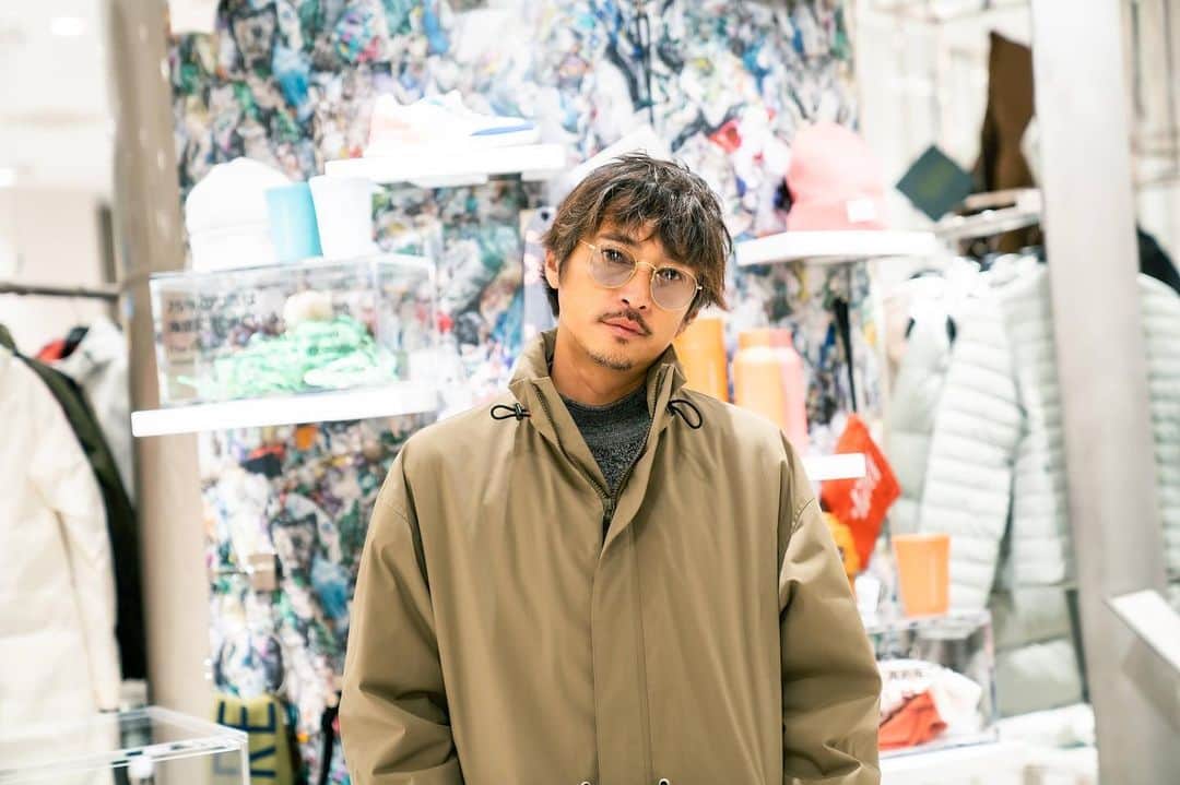 窪塚洋介のインスタグラム：「伊勢丹新宿店で開催されている @ecoalf_japan のPOP-UP STORE。  以前にも紹介したけど、 ECOALF(エコアルフ)はヨーロッパを中心に12年以上にわたってサステナブルファッションをリードしているスペイン生まれのブランド。 すべてのプロダクトが環境負荷を低減するように作られていて、着用しているオーバーサイズコートは国内の資源ゴミをアップサイクルした日本限定発売^ ^ リサイクルの工程を体感できる旗艦店は渋谷スクランブルスクエアの7階に最近オープンしたよ！  #ECOALF」