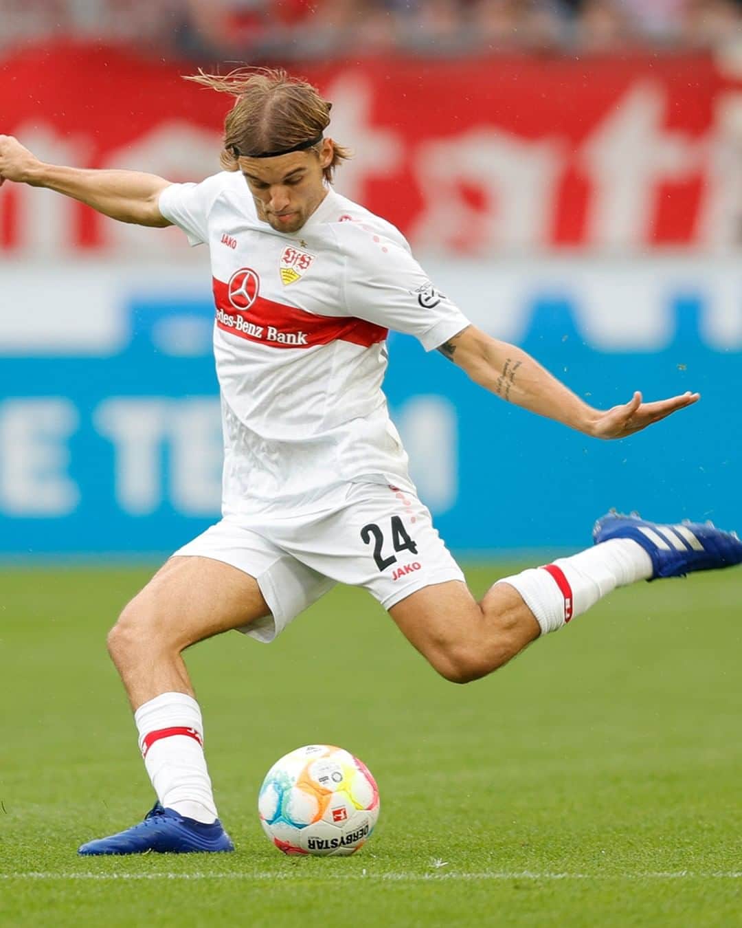VfBシュトゥットガルトのインスタグラム：「😍😍 Männer, macht es wie im letzten Heimspiel gegen den FCA!! ⚪🔴💪  🔜 #VfBFCA | ⏰🗓 Heute | 15:30 Uhr  _ [Anzeige] @schanz.rollladensysteme | #VfB #bundesliga #matchday #heimspiel #stuttgart #furchtlosundtreu #vfbstuttgart #vfbstuttgart1893 #VfBInsta」