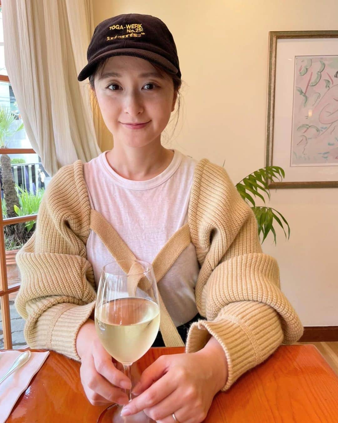 海下真夕のインスタグラム：「. ものすごくお久しぶりです🙌 sns離れしてしまっておりましたが、元気です😊  必要な時くらい程度のスマホ生活を過ごしてると、 毎日旅行に行ってる時みたいなゆったりと自由な時間を過ごせてちょっと気持ちいつも以上にマイペース☺️🍀  （本当のところ、この1ヶ月で韓国ドラマめちゃ観てて、 気になって気になって携帯触る時間なかったっていう…😆） （おすすめ韓国ドラマあったら教えてください❣️）  #한국드라마 #ウヨンウ弁護士は天才肌  #ユミの細胞たち  #ユミの細胞たち2 #私たちのブルース  #シスターズ #その年私たちは  #梨泰院クラス  #トッケビ」