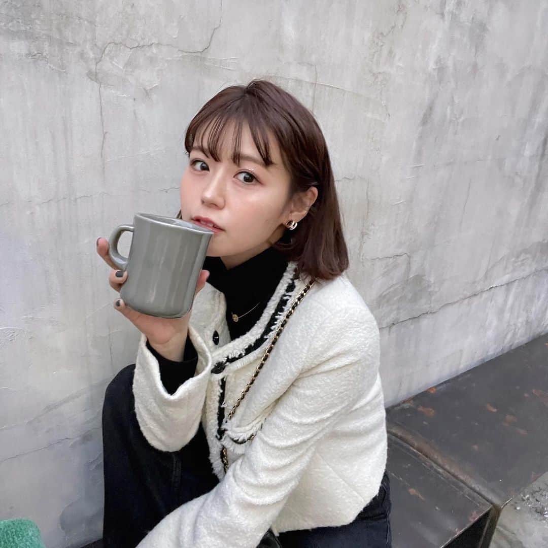 井口綾子のインスタグラム：「ホットカフェラテが飲みたくなる季節だね〜☕️ NetflixでSisters見終わったんだけどめ っちゃ面白くない！？誰かと語りたい！！！」