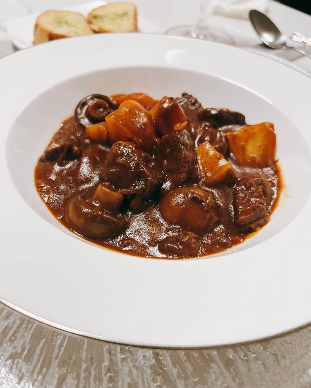 越野矢素子さんのインスタグラム写真 - (越野矢素子Instagram)「昨日の夕食は主人がルーから手作りで作ってくれたビーフシチューでした。 お腹が空いて空いてお菓子食べずに待ったかいがあった 🤫 とても美味しいシチューでした✨  #旦那ご飯#手作りビーフシチュー#ビーフシチュー」10月30日 6時10分 - loversyaso