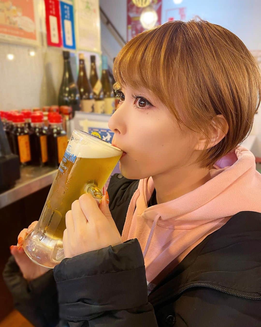 瀬戸早妃のインスタグラム：「一週間おつかれさまでした🍺  串カツ田中さんでお腹いっぱい食べました🍢✨  私のおすすめは紅生姜とはんぺんです❤️ 美味しかった(,,•﹏•,,)✨  ちなみに着ているのはベンチコートです⚽️笑  #串カツ田中 #串カツ #串カツと串揚げの違い って何？ #ベンチコート #ベンチコート女子  #ベンチコート最強説」