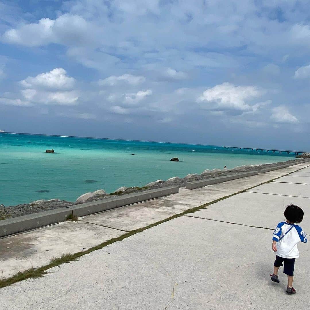 瀬戸サオリのインスタグラム：「Day3🌺  ⚫︎伊良部大橋 ⚫︎なかゆくい商店 ⚫︎17END ⚫︎渡口の浜 ⚫︎Blue Turtle ⚫︎お部屋でプール ⚫︎星空フォト  盛りだくさんだった💕  サーターアンダギー買って 食べながら 17ENDで 飛行機の離陸みながら 海見てみんなでのんびり🏝 最高に綺麗だった❤️‍🔥  その後はビーチに寄って あまりの綺麗さに 着替える前に服のまま 海に入って行った二人🤣 息子は海が大好きになってて 本当に楽しそうで いけてよかった〜☺️  その後は 宮古島の人たちみんな おすすめしてくれた ブルータートルで ご飯とデザート🍮 ホテルに戻ってから 部屋のプールとジャグジーで 遊んでお風呂入って 水に浸かりすぎ問題😂笑 （くたくた笑💪🏼） 晩ご飯食べてから 星空フォトを撮ってもらいました📸 海で波の音聴きながら 星空見て写真撮ってもらって 蛍までいて触ったり見たり💡  最高すぎる経験ができた 3日目でした👦🏻 タフすぎるスケジュール🗓笑  #宮古島旅行  #子連れ沖縄」