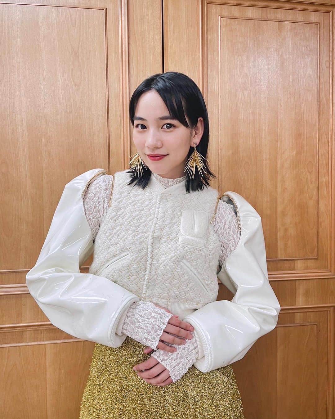 のインスタグラム：「今日、皆さんになあにそれー！ってたくさん興味を持っていただいた衣装👼  可愛い。 たまえの強さを全面に押し出したキュートで力強いお洋服でした💐 ありがとう。  Styling: @izumimachino Hair&Make up: Shie Kanno  #天間荘の三姉妹」
