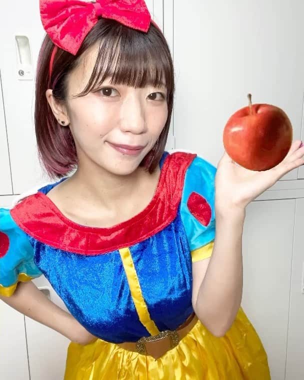 ぱいぱいでか美のインスタグラム：「白ゆき姫🍎👻 . 今月の受注チェキ、 無事にハロウィンまでに届いたみたいで良かったー！ 本名がゆきなので今年は白雪姫にしてみました🍎 ハロウィンっぽいメイクとか何にもしてないけど まあ別にいいでしょう🫶🏻笑 明日の三重県四日市おふろcaféでのイベントは ライブはいつものライブ衣装ですが 特典会は館内着貸してもらえるみたいなのでそれ着ます✌🏻 ある意味コスプレかも♨️ . #happyhalloween #ハロウィン #ハロウィンコスプレ #コスプレ #白雪姫 #白雪姫コスプレ #でか美ちゃん」