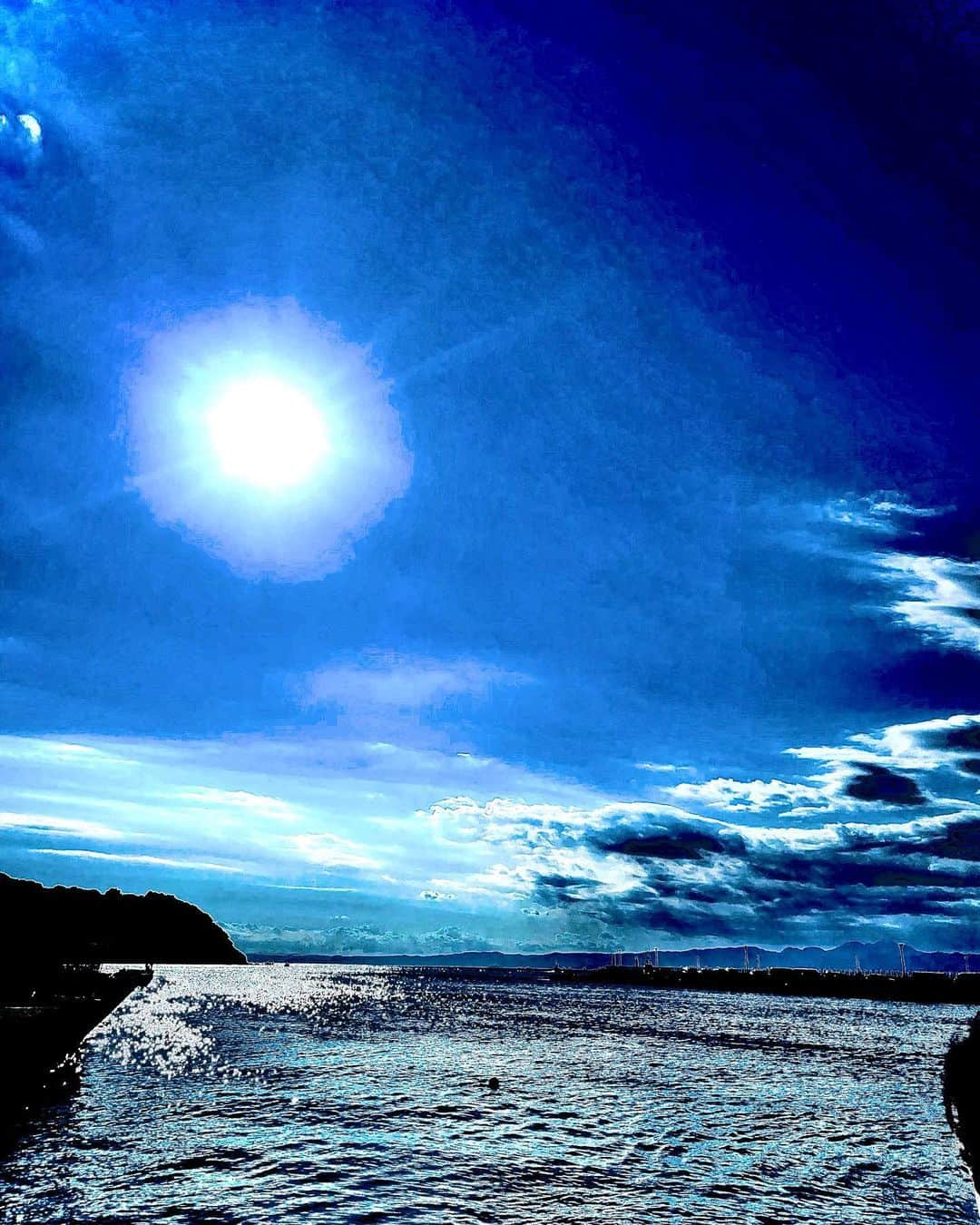 塩田真弓さんのインスタグラム写真 - (塩田真弓Instagram)「そうだ、海いこう 同じアタマ使う週末なら 海風を感じながら  欧米アジアの観光客に混じるの 久しぶりで なんだかとてもうれしかった  #江ノ島 #enoshima」10月29日 21時20分 - mayumi_shiota_