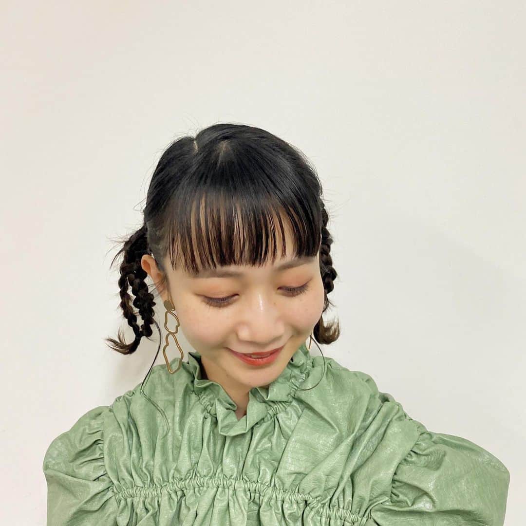 三戸なつめのインスタグラム：「stylist @kayo_fujiwara  hair make @____katsura  🍤の頭をした🫒の精霊。 打撃強め💪 #mito_natsume」