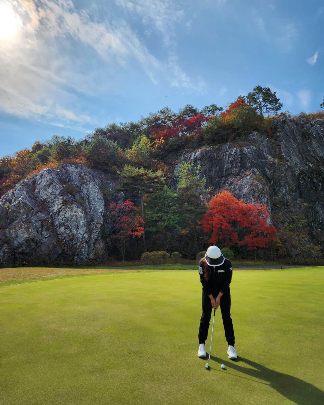 ミンジー・リーのインスタグラム：「Pretty perfect autumn days in Korea🍁🤭」