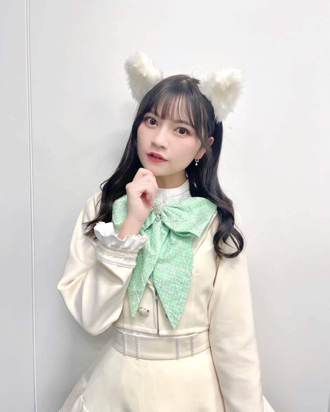 廣川奈々聖のインスタグラム：「白猫さん( ^. ̫.^ )🤍🍓 ⁡ この衣装かわい〜！！！🪄🪄 ⁡  ⁡ ⁡ #アイドル衣装 #白猫部 #ハロウィン仮装 👶🏻 #わーすた」