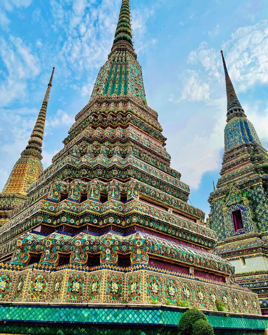 藤原ヒロのインスタグラム：「タイの魅力を思い知った旅でした🇹🇭✨🙏✨  #watpho  #watarun  #bangkok  #asiatodaybar #ハチミツがコンセプトのバー #蜜蝋のカップのカクテルが印象的 #saisai  #オキアミと青のりとヤシの実の甘じょっぱいかき氷🍧 #美味しいかどうかはあなた次第」