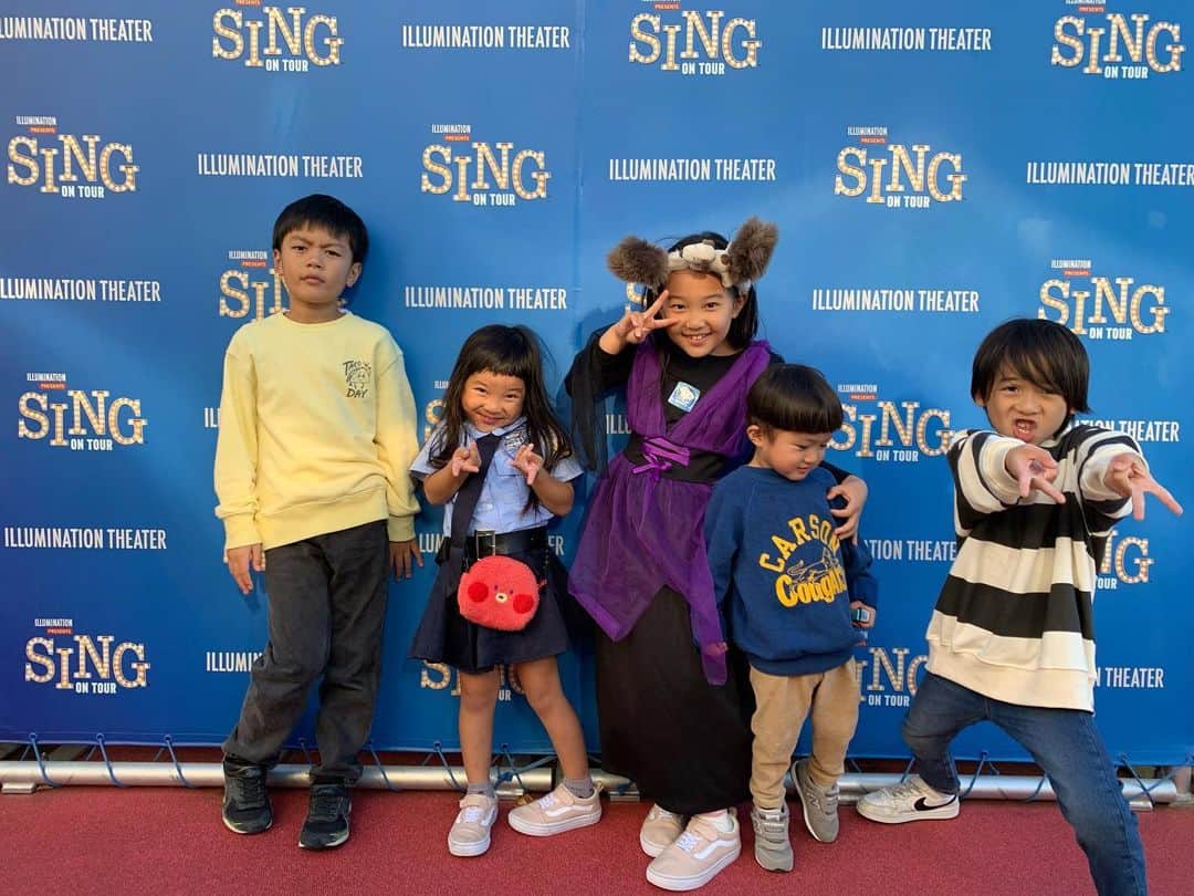 のインスタグラム：「💛❤️💜💙🖤 ⁑ ⁑ まともな写真1枚もないんよ… こんな自由な人ら知らんわ… 今日も死ぬほど楽しかったな… ⁑ ⁑ #USJ #ユニバ #ホラーナイト #ユニバは庭」