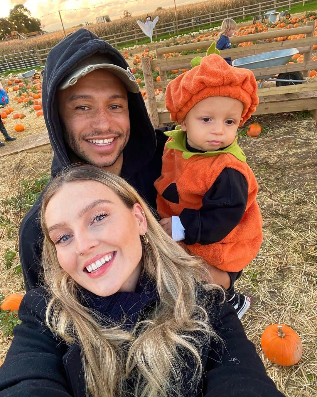 ペリー・エドワーズのインスタグラム：「Pumpkin patch with our icle Pumpkin 🎃🥹」