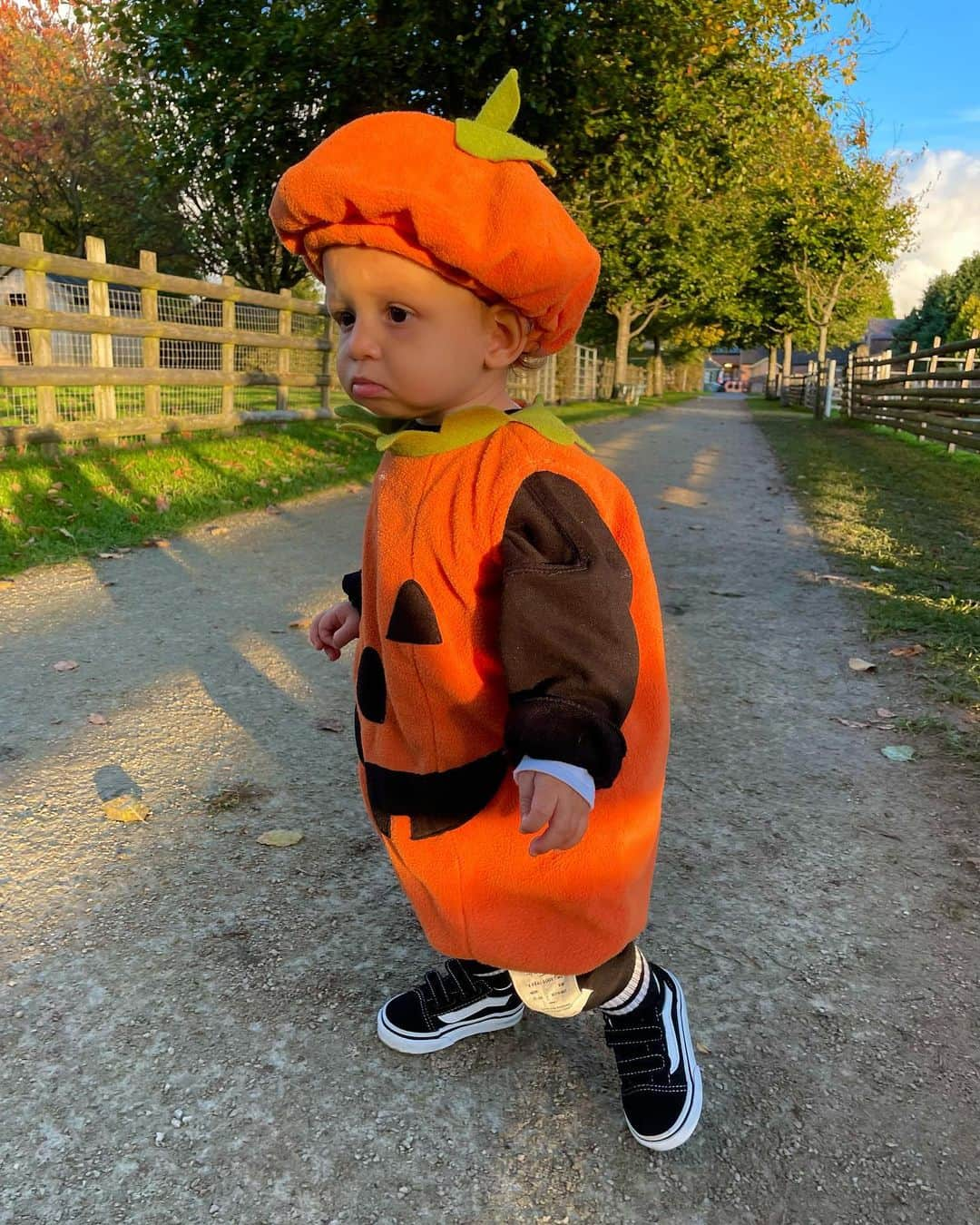 ペリー・エドワーズさんのインスタグラム写真 - (ペリー・エドワーズInstagram)「Pumpkin patch with our icle Pumpkin 🎃🥹」10月29日 22時39分 - perrieedwards