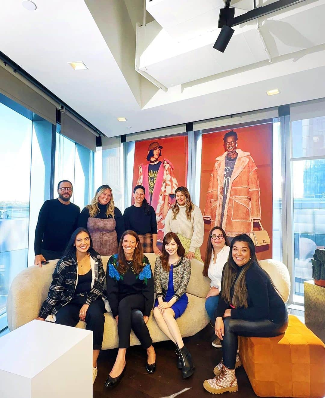 メロディー・モリタのインスタグラム：「With the @COACH team during an exciting week at the headquarters in NY! I was invited as a guest speaker & mentor this time to share my personal tips and knowledge through my years of experience as a television reporter, interviewer, director and creator. Swipe for a short vid and pics✌️  The COACH fam gathered from across the US and Canada, and I was touched to see them listening carefully and taking notes during my presentation, asking detailed questions, and implementing what I shared with them right away. I also took part in several fun activities including judging alongside COACH experts like Project Runway.😁👠 It was awesome being able to finally meet and speak in person after years of virtual meetings and sessions like these! Felt so motivated by everyone, and loving all the smiles in the last slide!😄  Hope you all have a wonderful weekend💕 Song by Lil Nas X, the newest brand ambassador✨  COACHと数ヶ月前から進めていた企画のため、再びニューヨーク本社へ🗽  今回は「ゲストスピーカー＆講師」としてお声掛け頂き、私の仕事であるテレビリポーター＆インタビュアー、ディレクター、クリエイターとしての経歴と体験談などを交えながら色々なトピックについてシェアさせて頂きました✨  アメリカ全国＆カナダより、新入社員からベテランまでの年齢も様々なCOACHチームが集結。私のプレゼンを聞きながら一生懸命メモをとっていたり、最後の質疑応答では時間が足りなくなるほどの質問もくれて... 常に最高の結果を出そうと頑張っている、最強の仲間たちの姿に、私も強い刺激を受けました。  今までリモートが当たり前の世界となっていましたが、やはり対面での空気は全く違う💡 やっと普通にみんなに会える＆面と向かって会話し、意見交換ができて嬉しい☺️🎀 ラストスライドのみんなの笑顔が最高！🙌 #coach #coachny #NY #ニューヨーク」