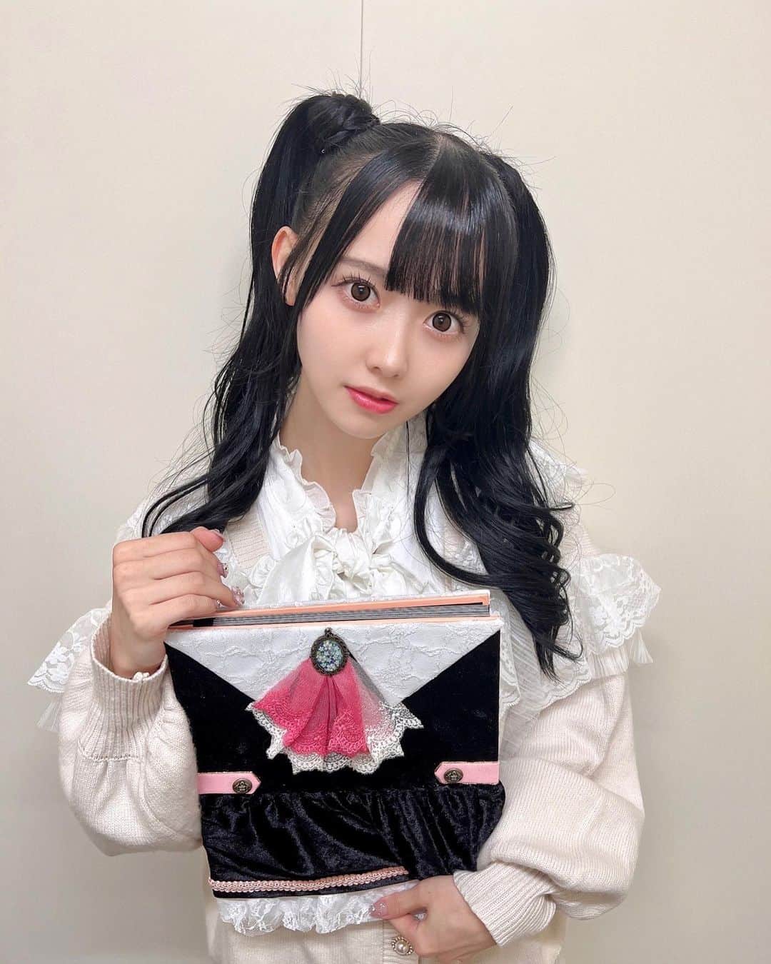 松本ももなさんのインスタグラム写真 - (松本ももなInstagram)「今日も好きでいてくれた?? ずっとそばにいてね♡‪ ૮ . ̫ .｡ აིྀ  お誕生日記念に🎂 心を込めて作って下さったアルバム 受け取りました🎀  手作りのクオリティも凄すぎて 細かいところまで本当に可愛い🫶🏻  毎年衣装のアルバムを頂いていて こんな幸せなことは当たり前では無いので 大切に大切にいっぱいみるね🪄 だいじだいじだよぉぉ✨  そしてメッセージが全部手書きで😭 内容も愛が詰め込まれてて嬉しくてすべて読みました💌  ぜんぶ一生の宝物🫰🏻 ももぐみさん心から感謝です。  いつも支えてくれるファンの方と いつも味方でいてくれるももぐみさんいてくれるから がんばれる！  いつもありがとう😭  🍑ིྀももぐみさんにおくりもも ハッシュタグのラバーはガチャがんばりました！！  理由は #推しと一緒につけるラバー っていうガチャなの 推し(いとしなもん)が衣装着てるので 推し活したかったの💕  すごーく些細な事だけど (*´`*)伝わってもらえたら嬉しい！  これからもよろしくね🤍  #高嶺のなでしこ #たかねこ #ももぐみ #ももぐみさんにおくりもも🍑 #ももなんにおくりもも #生誕アルバム #お誕生日記念アルバム #ももぐみ生誕企画 ✨」10月29日 22時51分 - momona.1012
