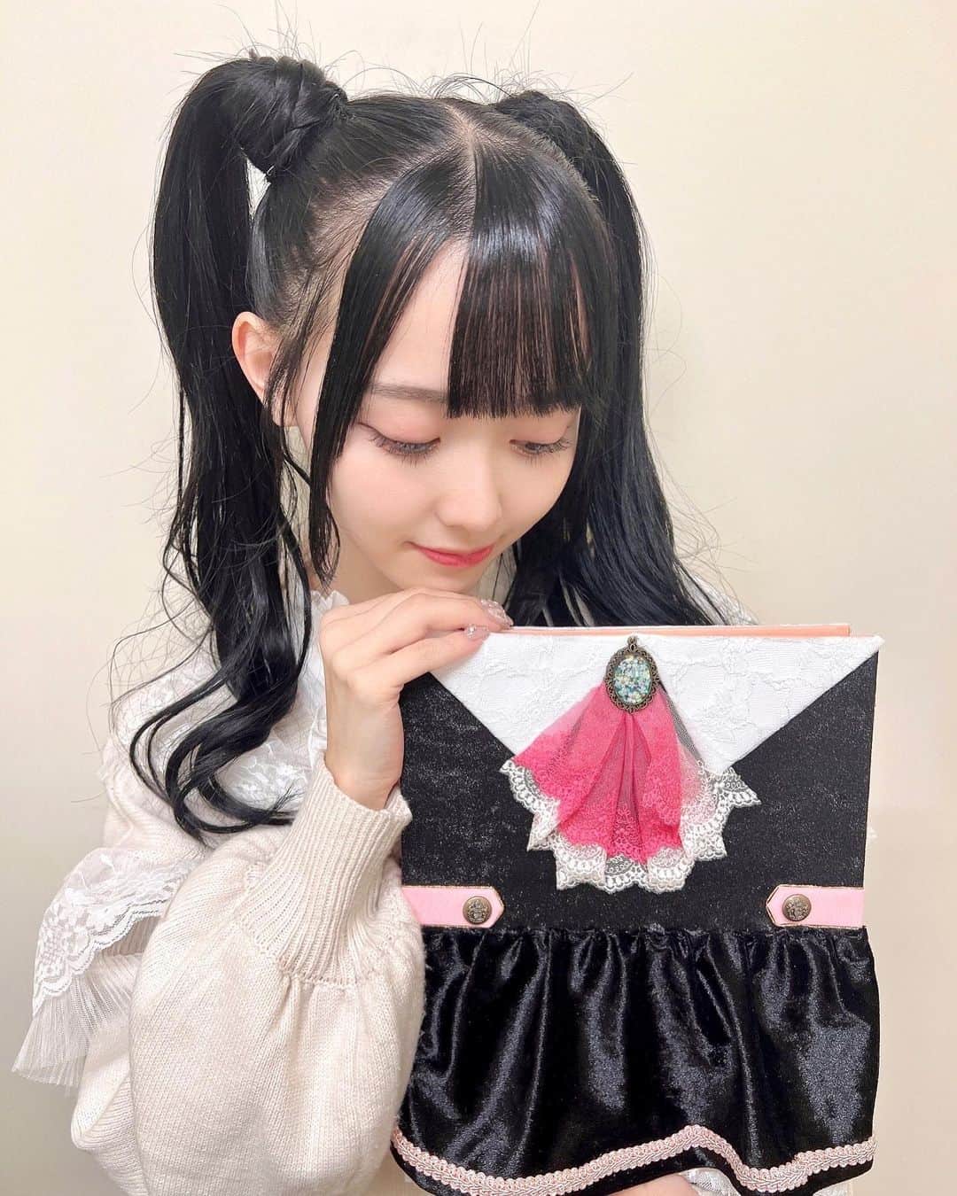 松本ももなさんのインスタグラム写真 - (松本ももなInstagram)「今日も好きでいてくれた?? ずっとそばにいてね♡‪ ૮ . ̫ .｡ აིྀ  お誕生日記念に🎂 心を込めて作って下さったアルバム 受け取りました🎀  手作りのクオリティも凄すぎて 細かいところまで本当に可愛い🫶🏻  毎年衣装のアルバムを頂いていて こんな幸せなことは当たり前では無いので 大切に大切にいっぱいみるね🪄 だいじだいじだよぉぉ✨  そしてメッセージが全部手書きで😭 内容も愛が詰め込まれてて嬉しくてすべて読みました💌  ぜんぶ一生の宝物🫰🏻 ももぐみさん心から感謝です。  いつも支えてくれるファンの方と いつも味方でいてくれるももぐみさんいてくれるから がんばれる！  いつもありがとう😭  🍑ིྀももぐみさんにおくりもも ハッシュタグのラバーはガチャがんばりました！！  理由は #推しと一緒につけるラバー っていうガチャなの 推し(いとしなもん)が衣装着てるので 推し活したかったの💕  すごーく些細な事だけど (*´`*)伝わってもらえたら嬉しい！  これからもよろしくね🤍  #高嶺のなでしこ #たかねこ #ももぐみ #ももぐみさんにおくりもも🍑 #ももなんにおくりもも #生誕アルバム #お誕生日記念アルバム #ももぐみ生誕企画 ✨」10月29日 22時51分 - momona.1012